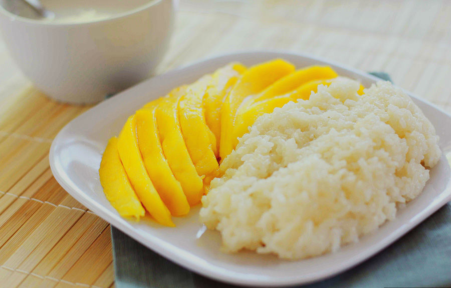 Сладкий липкий рис с манго и кокосовым молоком (Mango Sticky Rice)